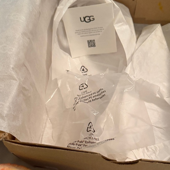 UGG Classic Tan Box - Picture 12 of 15